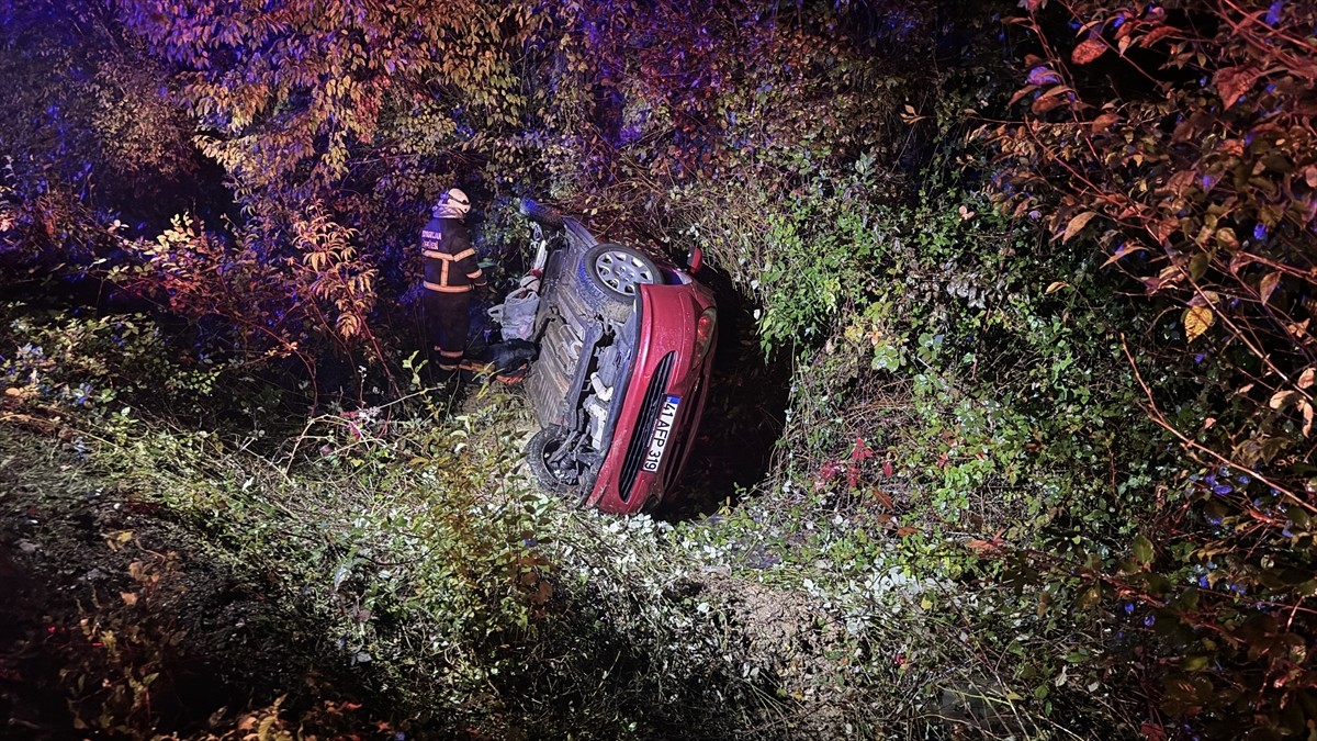 Zonguldak'ta Su Kanalına Devrilen Araçta 4 Yaralı