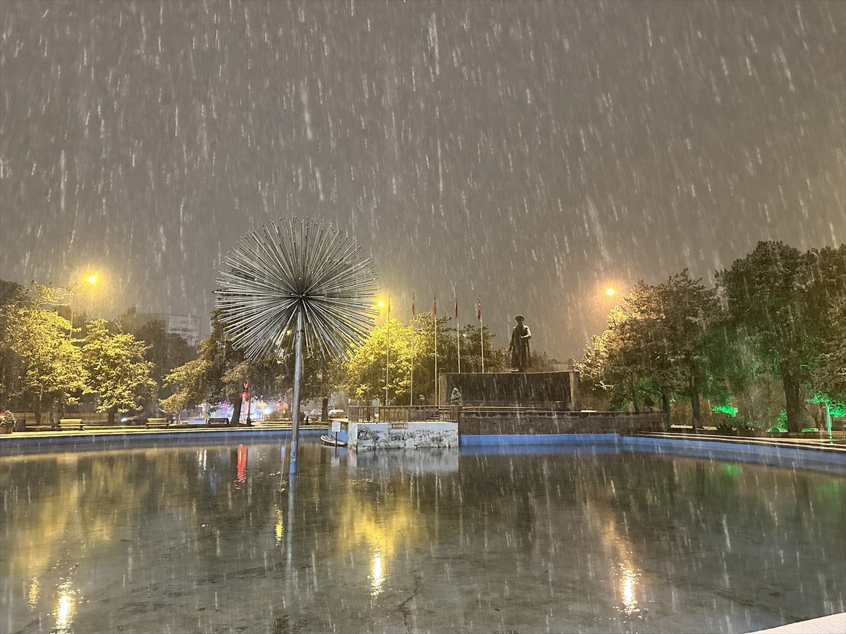 Erzurum'da Kar Yağışı Şehri Beyaza Bürüdü