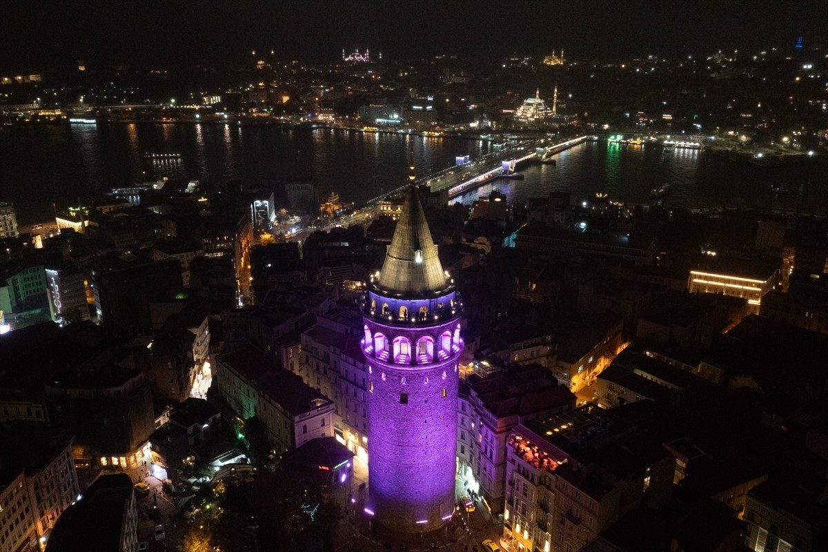 İstanbul'un Sembolleri Mor Işıklarla Aydınlatıldı