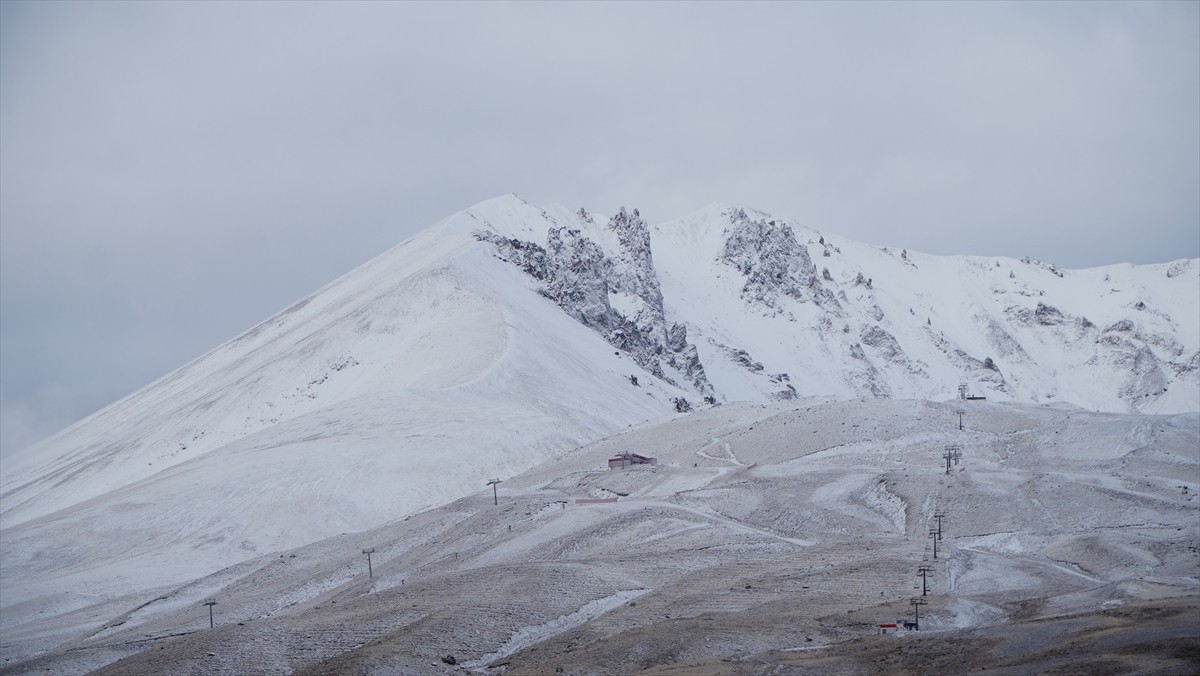 Erciyes Kayak Merkezi'nde Kar Sevindirdi