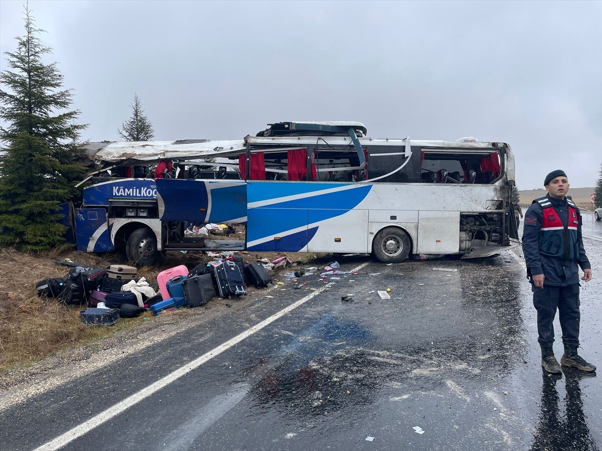 Eskişehir'de Yolcu Otobüsü Devrildi: 1 Ölü, 41 Yaralı