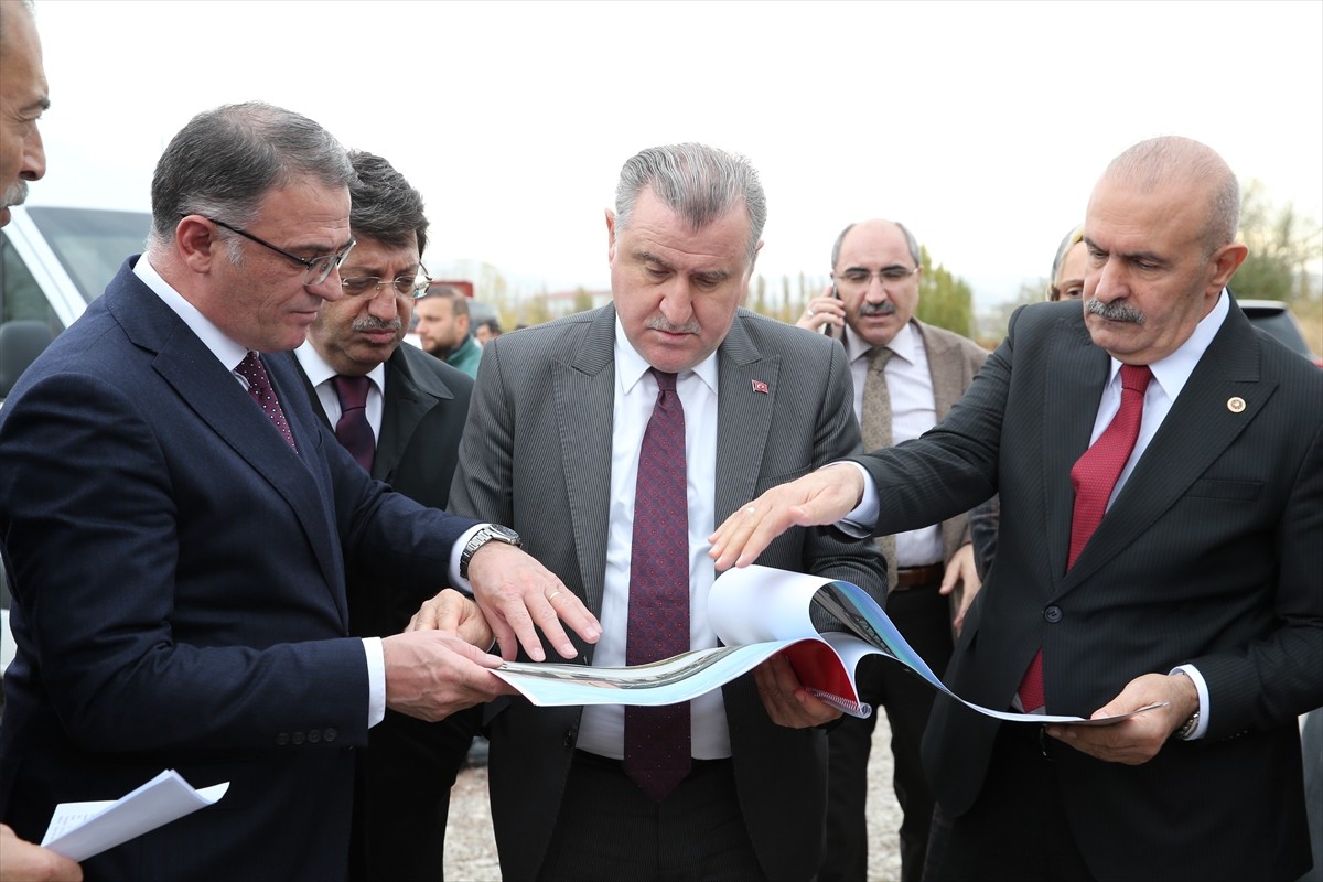 Gençlik ve Spor Bakanı Osman Aşkın Bak, Van'da İncelemelerde Bulundu