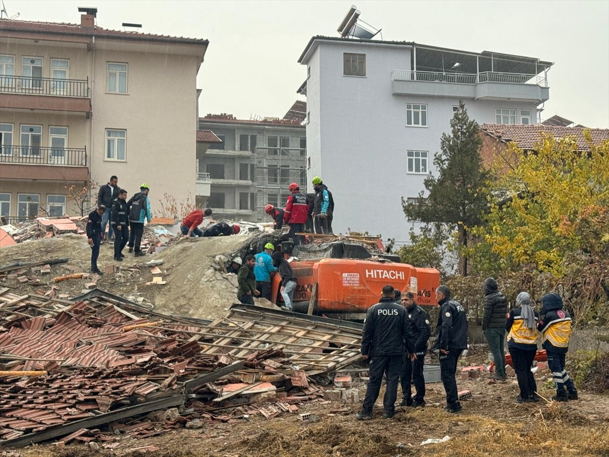 Malatya'da Yıkım Sırasında İş Makinesine Bina Devrildi