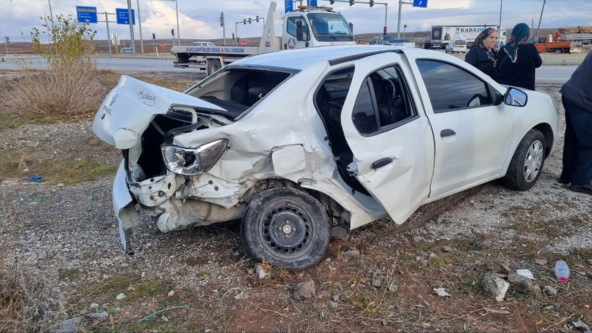 Çorum'da İki Otomobilin Çarpışması sonucu Dört Kişi Yaralandı