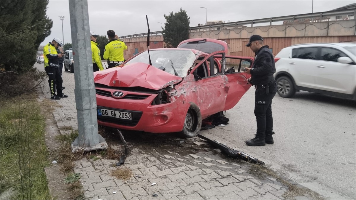 Karabük'te Aydınlatma Direğine Çarpan Otomobilde Üç Yaralı