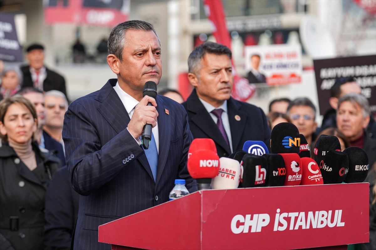 CHP Lideri Özgür Özel'den Esenyurt'ta Demokrasi Nöbeti Açıklaması