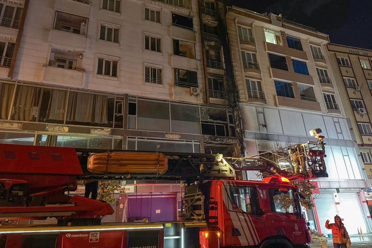 Esenyurt'taki Tekstil Atölyesinde Yangın: 2 Kişi Dumandan Etkilendi