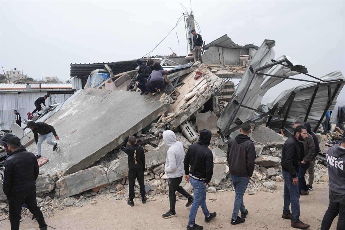 İsrail'in Gazze'ye Hava Saldırıları: 3 Filistinli Hayatını Kaybetti