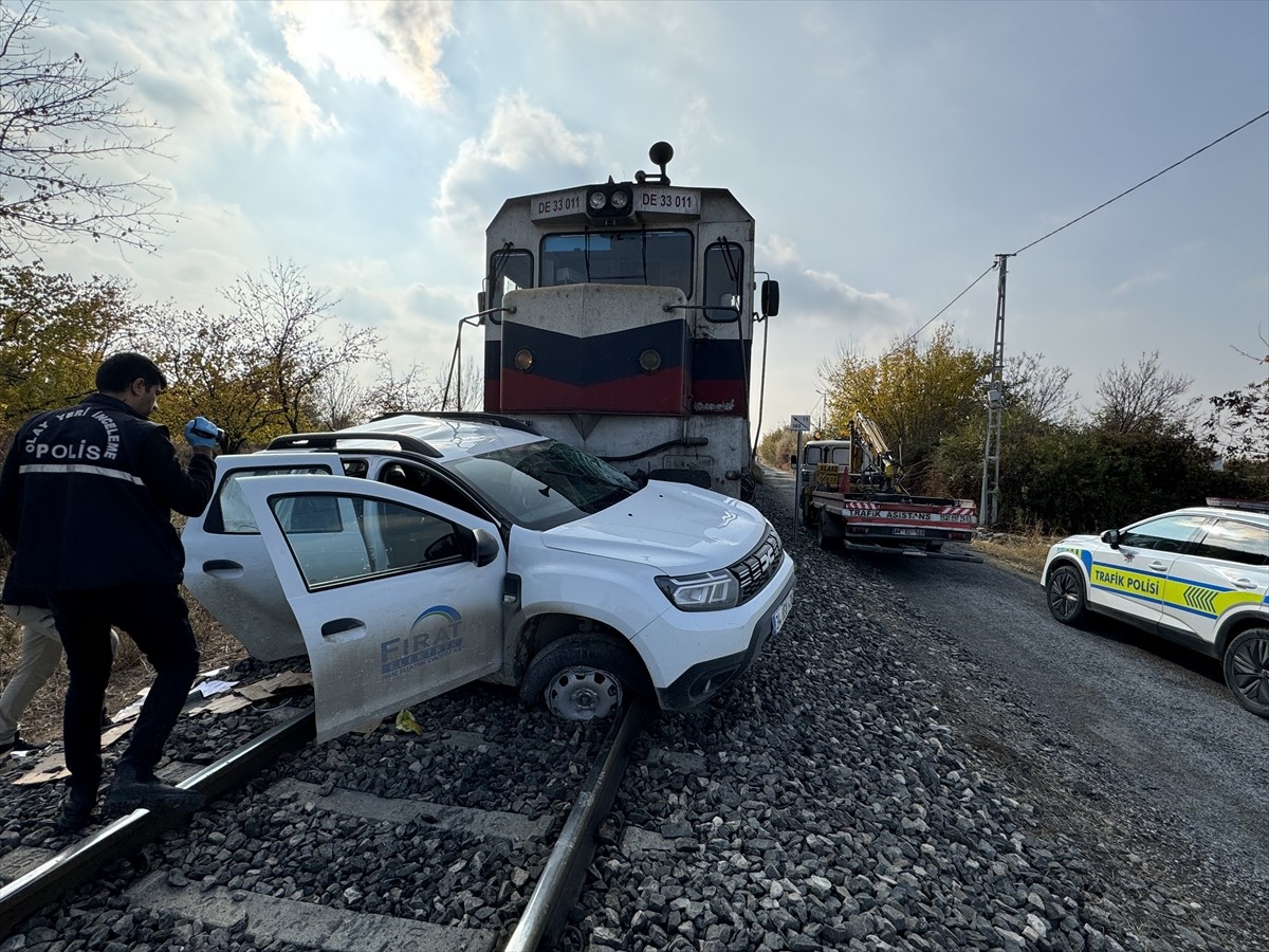 Malatya'da Trenin Otomobile Çarpması Sonucu İki Yaralı