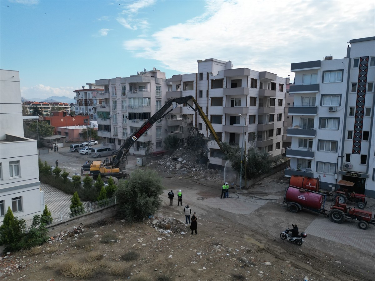 Adana'da Orta Hasarlı Binaların Yıkım Süreci Devam Ediyor