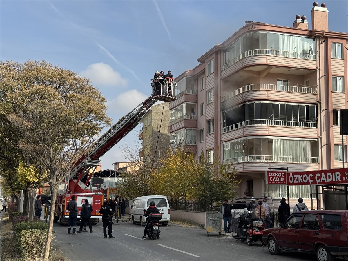 Çankırı'da Yangın! Üç Kişi Dumandan Etkilenerek Hastaneye Kaldırıldı