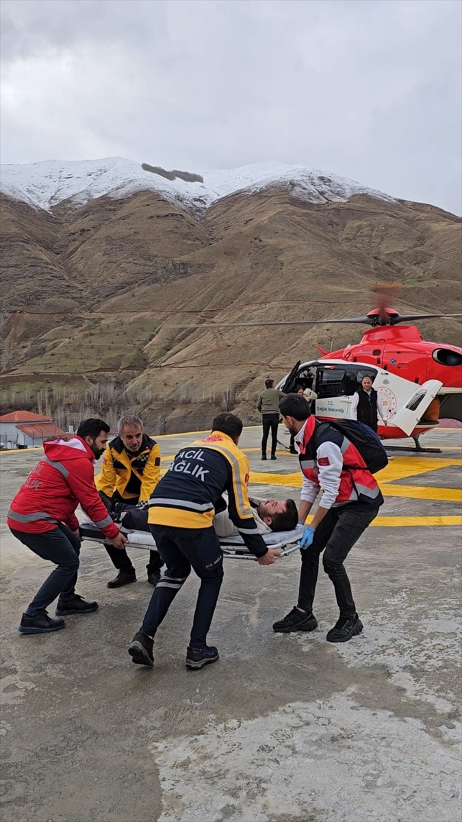 Bahçesaray'daki Hasta Ambulans Helikopterle Van'a Nakledildi