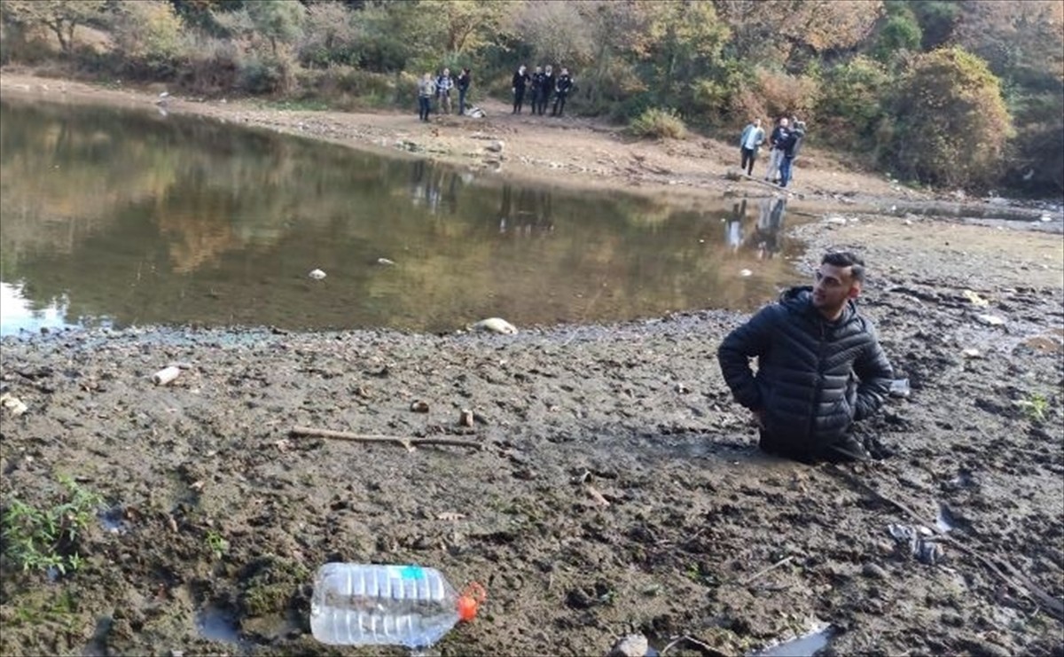 Sancaktepe'de Balık Tutarken Çamura Saplanan Genç Kurtarıldı