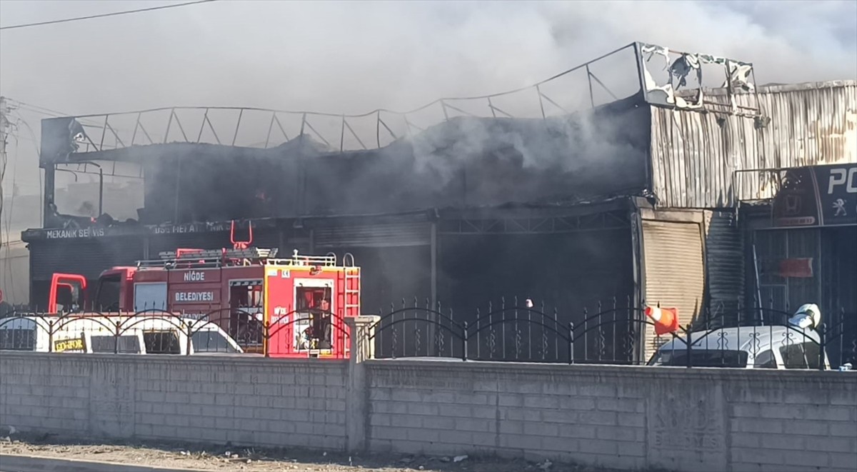 Niğde'de Oto Tamirhanesinde Yangın: 3 Araç Kullanılamaz Hale Geldi