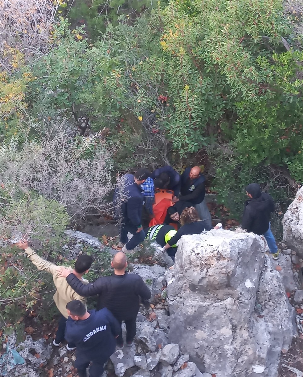 Mersin'de Uçuruma Düşen Sürücü Ağır Yaralandı