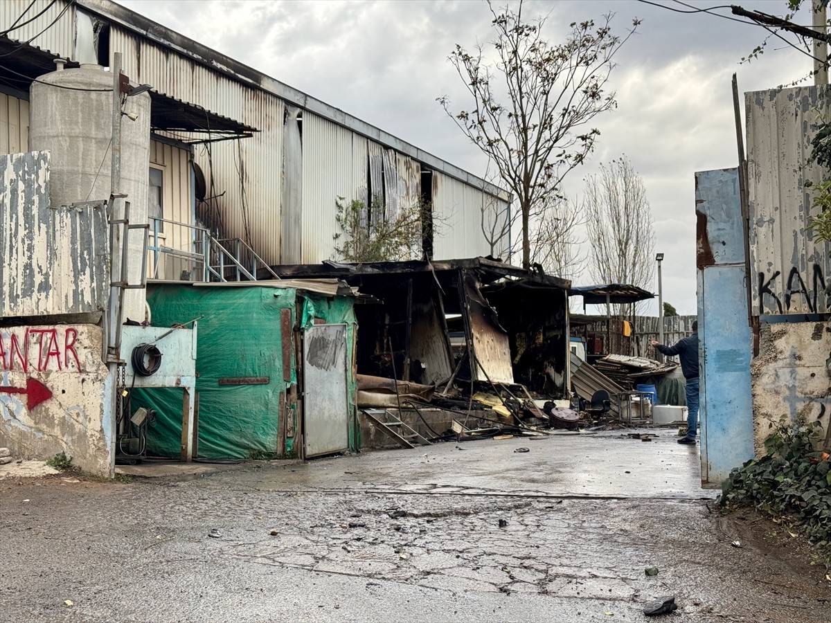 Çayırova'da Yangın: İki İş Yeri Zarar Gördü