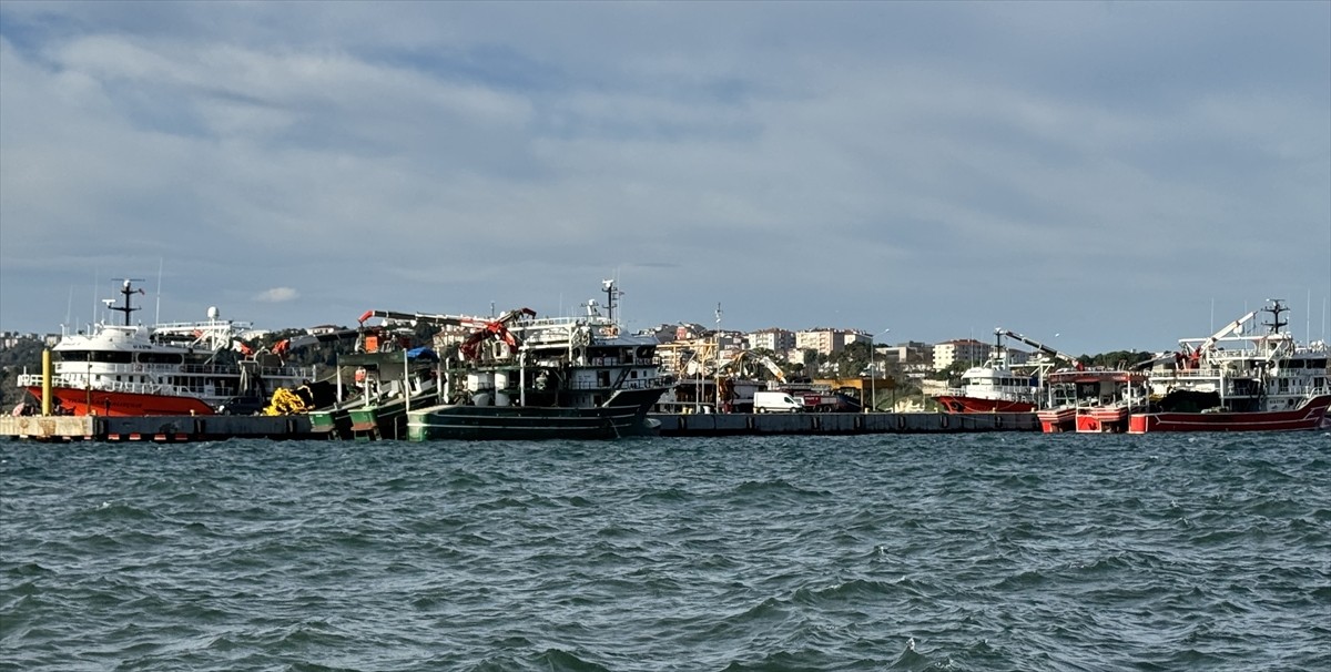 Karadeniz'de Fırtına Uyarısı: Balıkçılar Sinop Limanı'na Sığındı