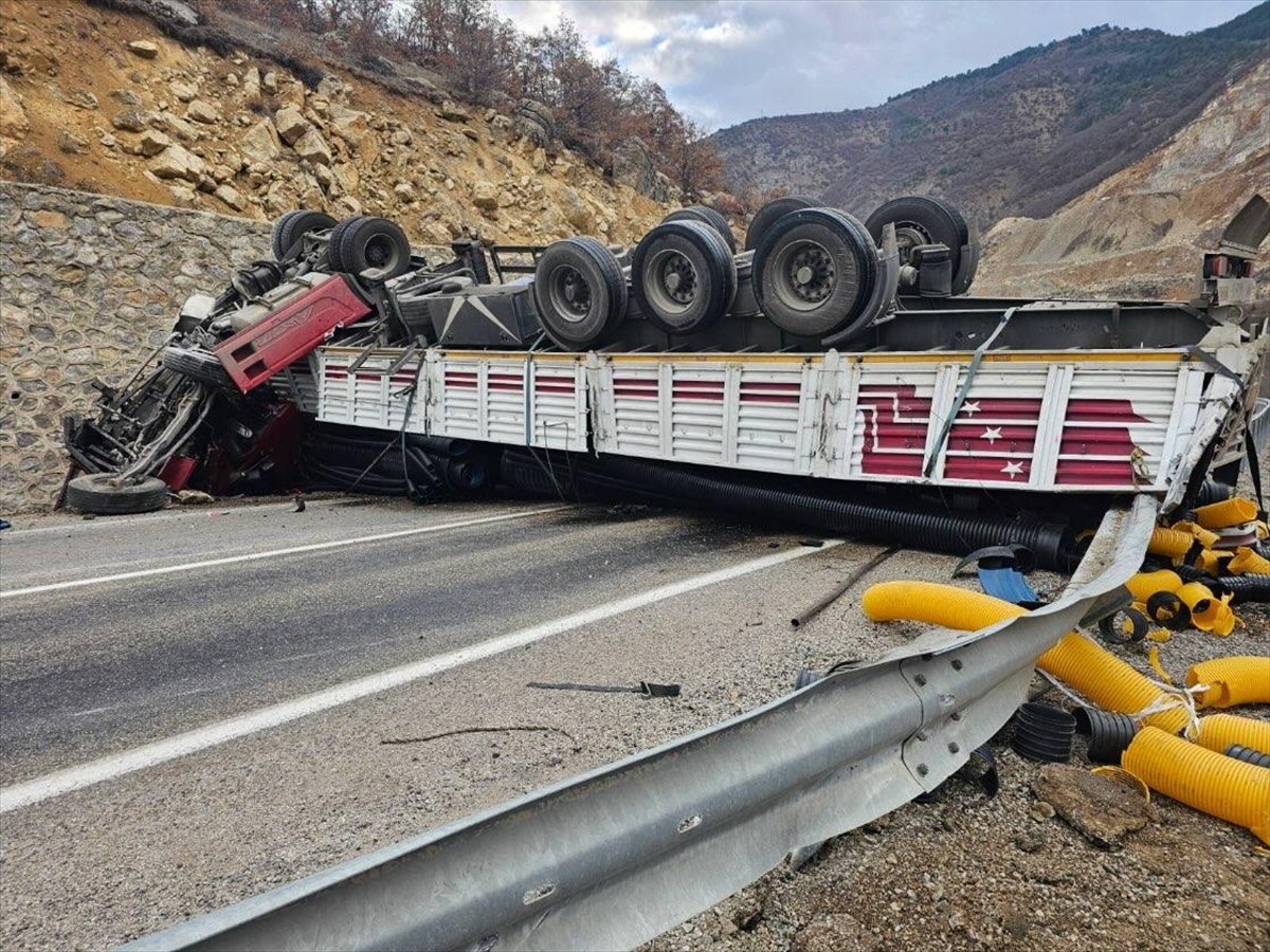 Gümüşhane'de Tır Kazası: Sürücü Yaralandı