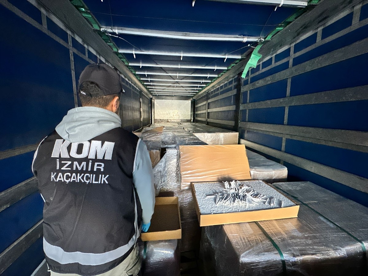 İzmir'de 2,4 Milyon Doldurulmuş Makaron Ele Geçirildi