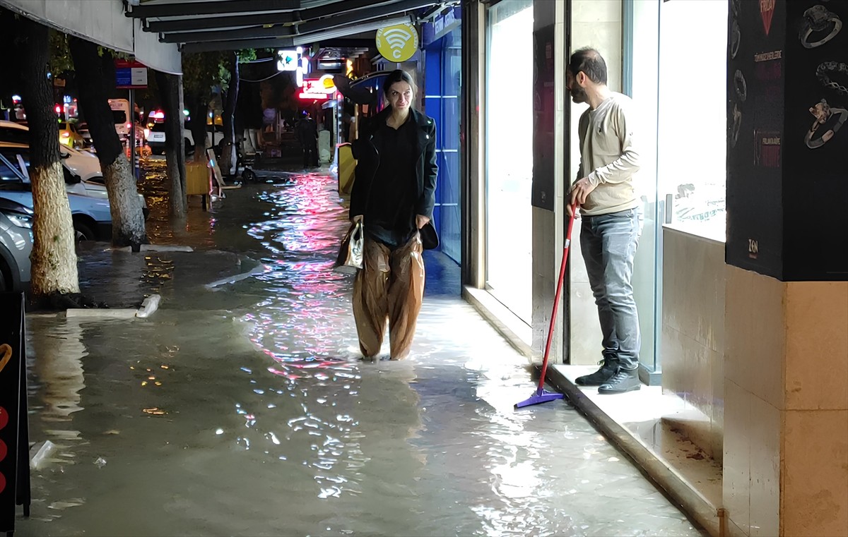 Fethiye'de Yoğun Yağış Sonrası Su Baskınları