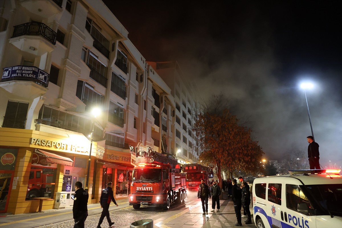 Sivas'ta Dershane Binasında Çatı Yangını