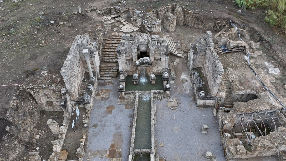 Perge Antik Kenti'nde Kestros Çeşmesi Yeniden Su Akıtmaya Başladı