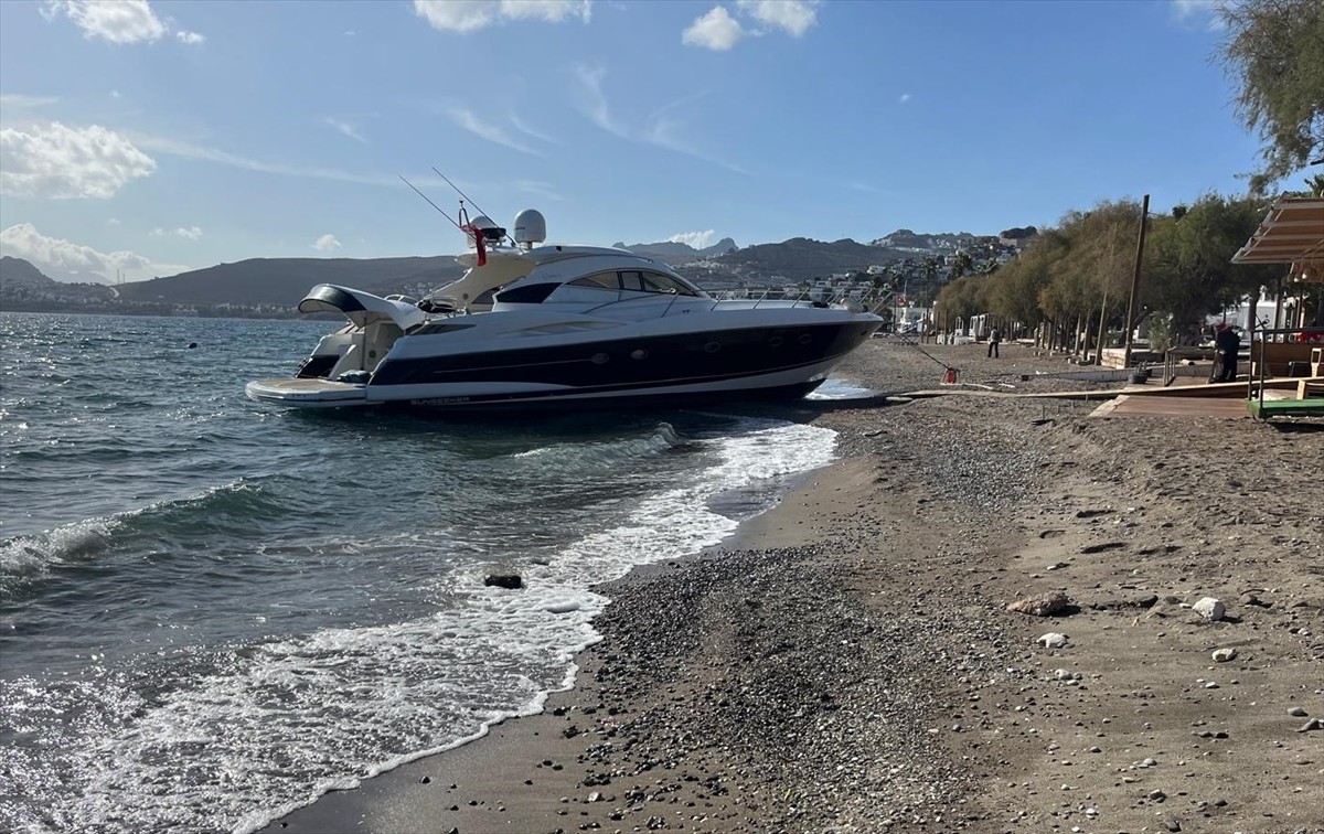 Bodrum'da Kuvvetli Rüzgar Yatı Karaya Sürükledi