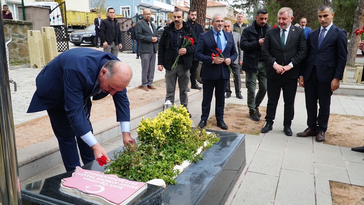 Çorum Valisi Ali Çalgan, Şehit Öğretmen Aybüke Yalçın’ın Kabrini Ziyaret Etti