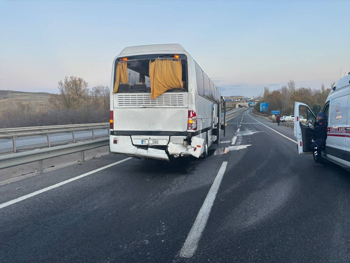 Bilecik’te Tırın İşçi Servisine Çarpması Sonucu Yaralılar Var