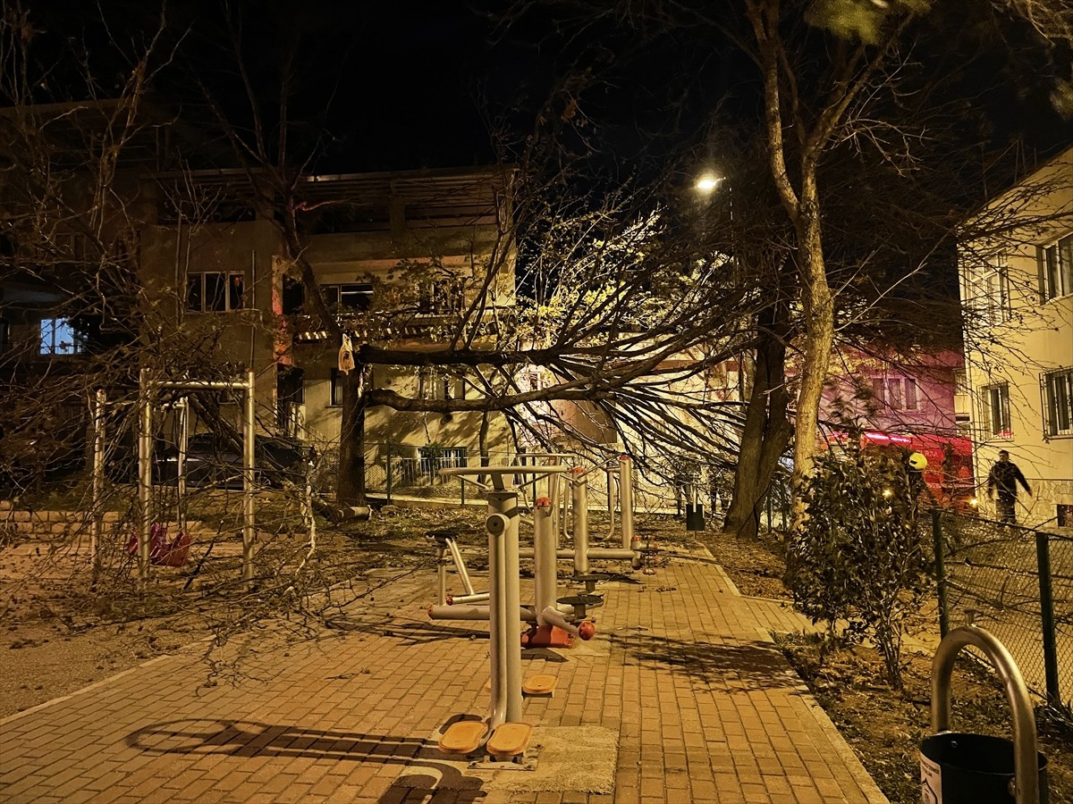 Bursa'da Kuvvetli Fırtına Hasara Yol Açtı