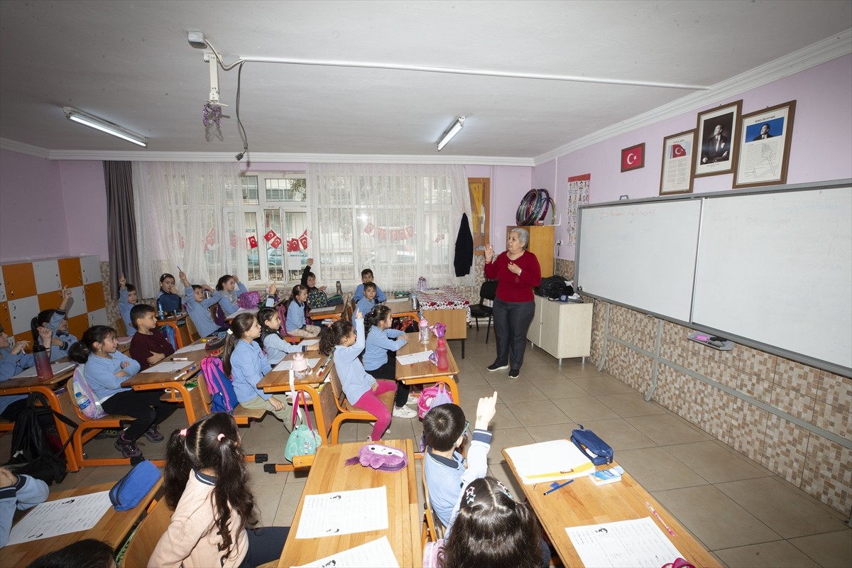 Kansere Karşı Azmiyle Öğrencilerine Kavuşan Emine Öğretmen