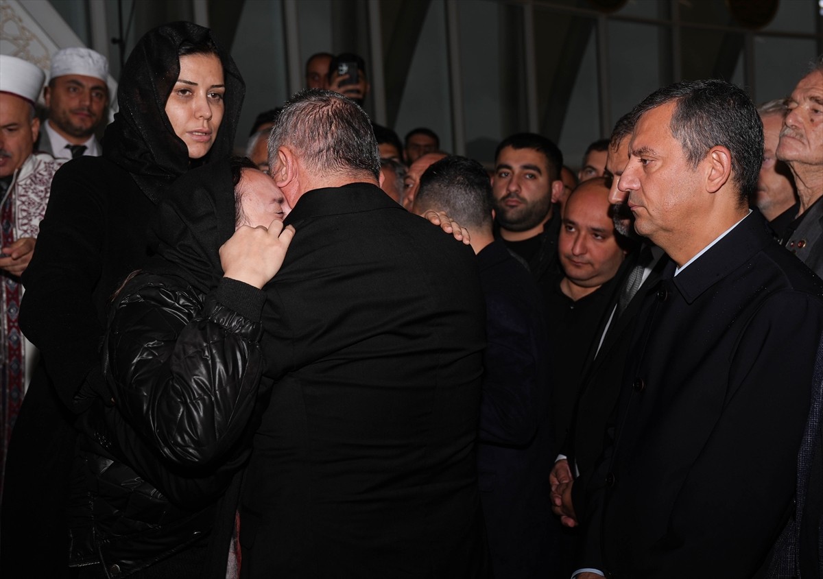 CHP Genel Başkanı Özgür Özel, Onur Günay'ın Cenaze Törenine Katıldı