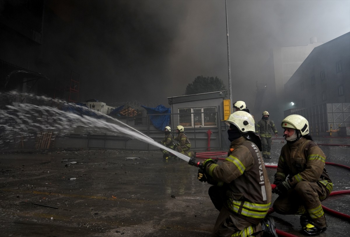 Beylikdüzü'ndeki Fabrika Yangınında İtfaiye Çalışmaları Devam Ediyor