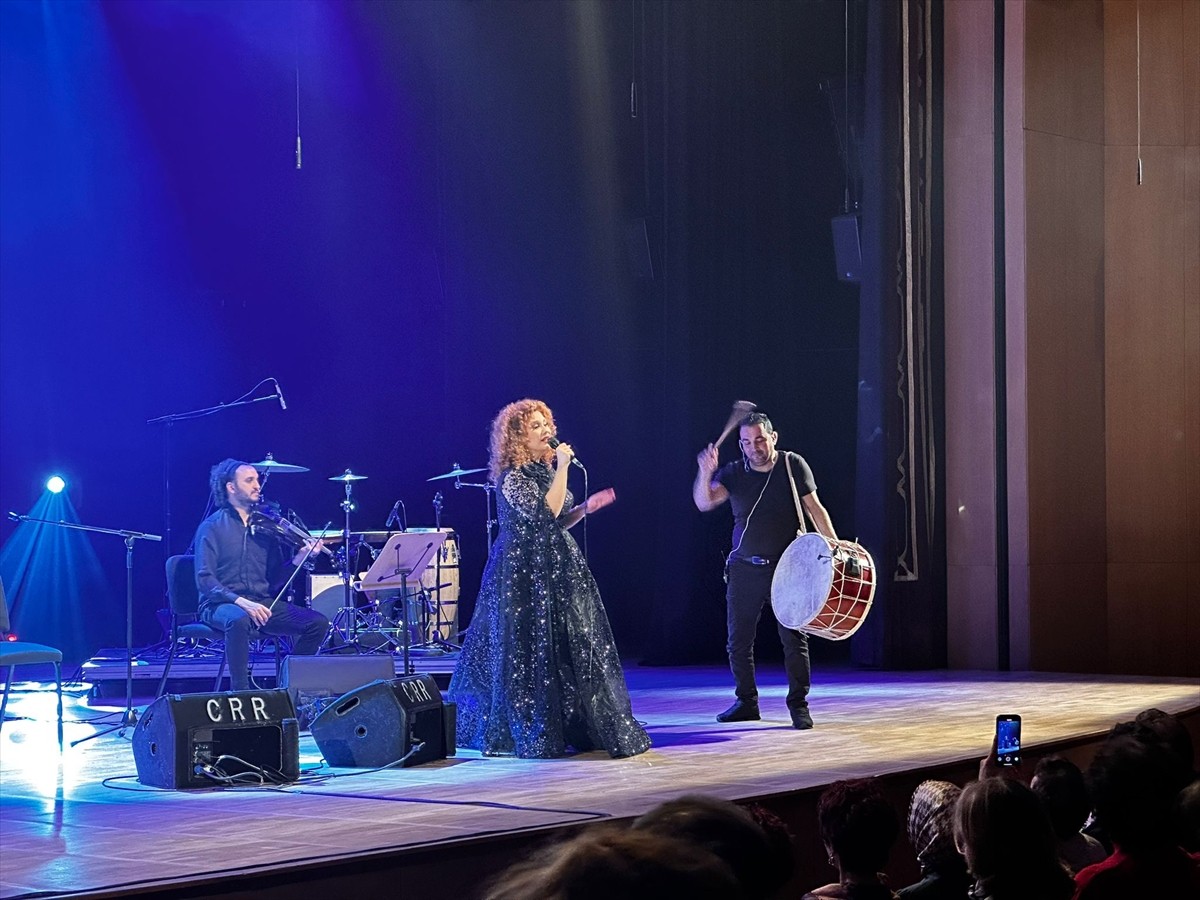 Lena Chamamyan İstanbul'da Müzikseverlerle Buluştu