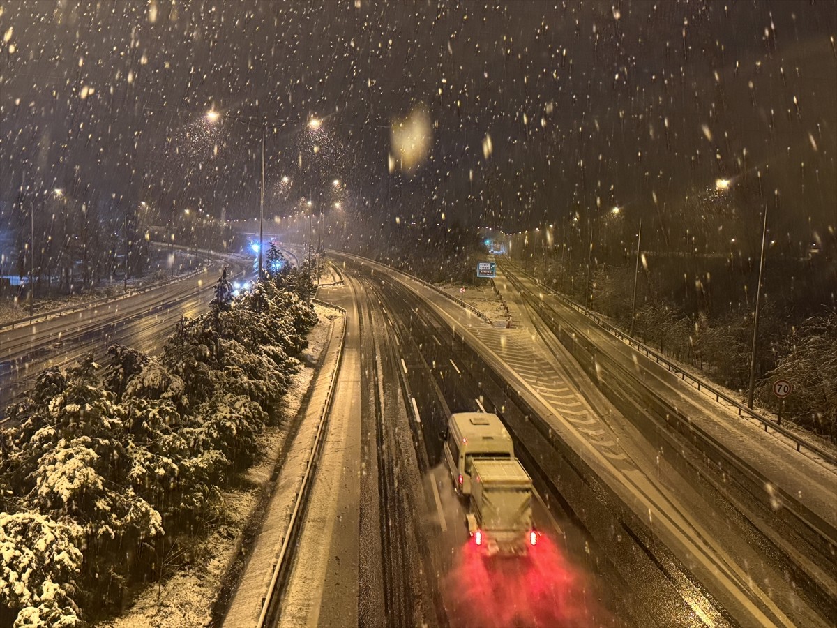 Düzce'de Kar Yağışı Sürücülere Zor Anlar Yaşatıyor