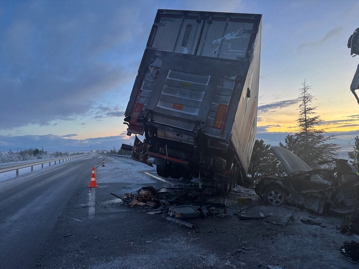 Afyonkarahisar'da Trafik Kazası: 30 Yaralı