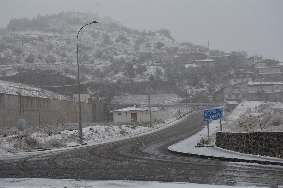 Gümüşhane ve Giresun'da Kar Yağışı Etkili