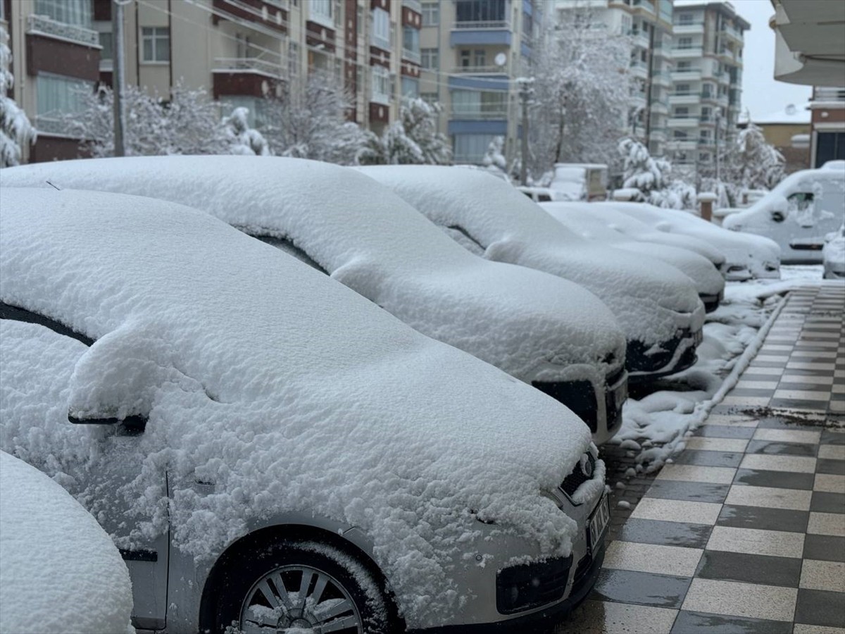 Aksaray'da Kar Yağışı Ulaşımı Olumsuz Etkiliyor