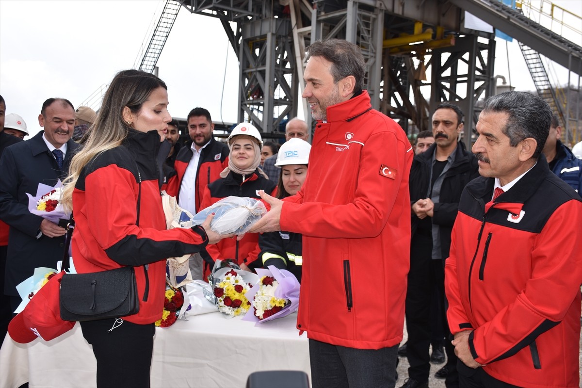 Bakan Bayraktar'dan Öğretmenler Günü Kutlaması ve Enerji Üretim Hedefleri