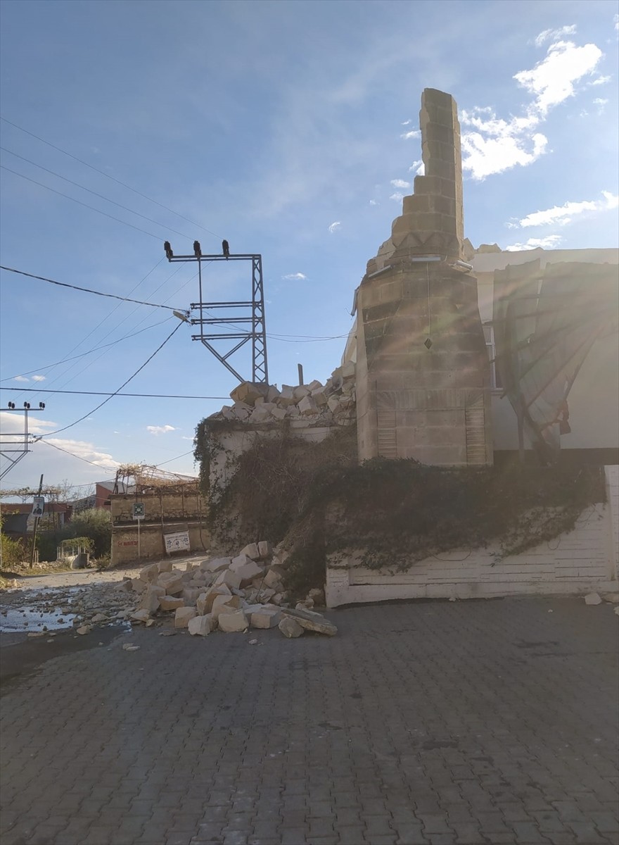 Mersin Tarsus'ta Şiddetli Rüzgar Minareyi Yıktı