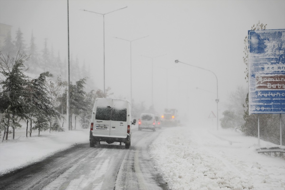 Malatya-Kayseri Kara Yolu Yoğun Kar Yağışı Nedeniyle Kapatıldı