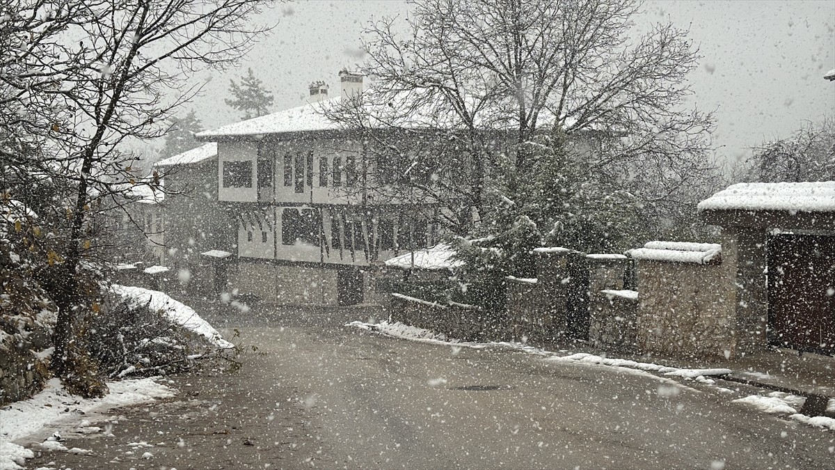 Safranbolu'daki Tarihi Yapılar Karla Kaplandı