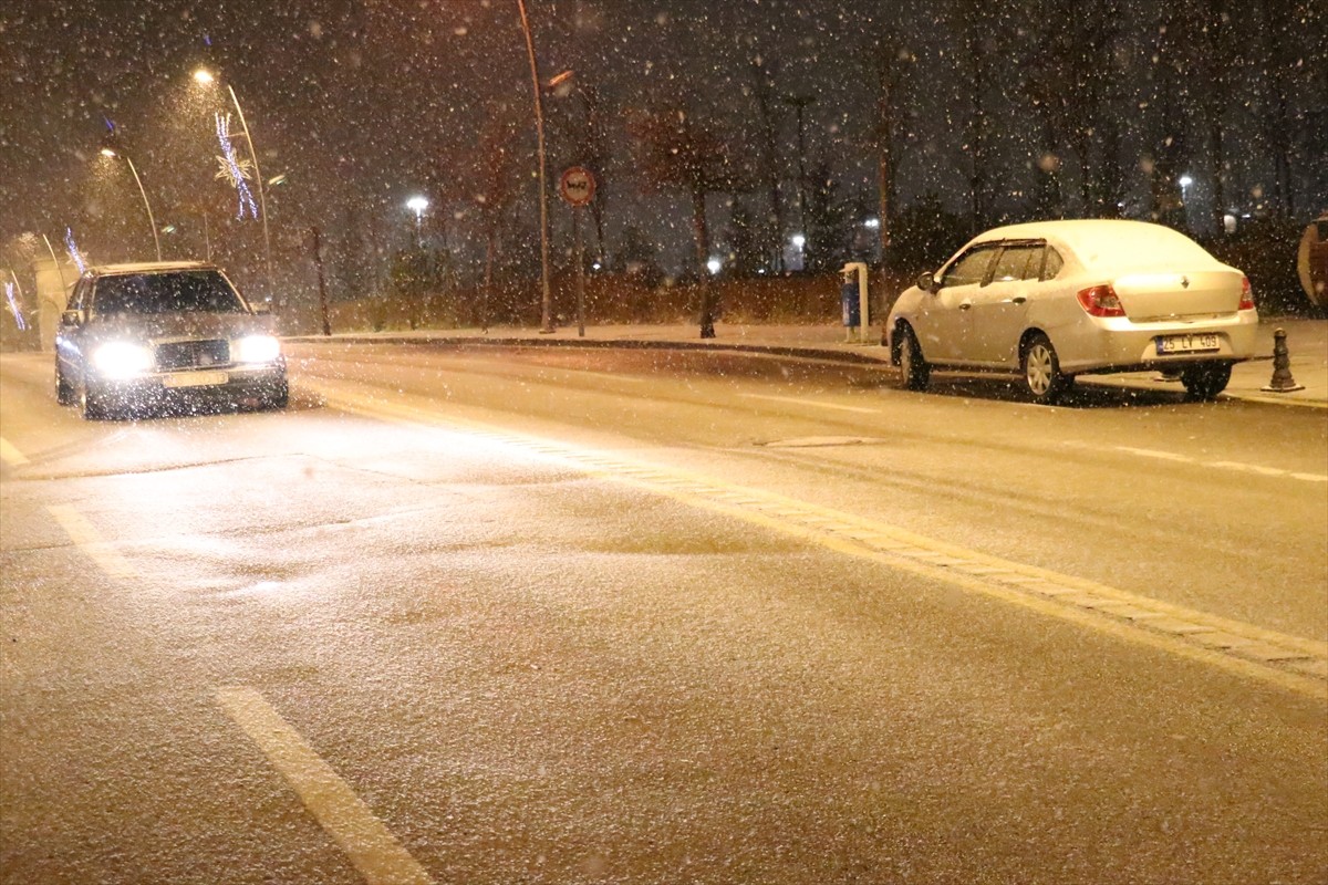 Erzurum ve Tunceli'de Etkili Kar Yağışı