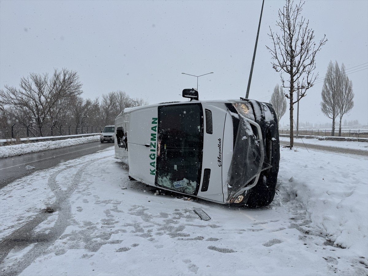 Erzurum'da Minibüs Devrildi: 8 Yaralı