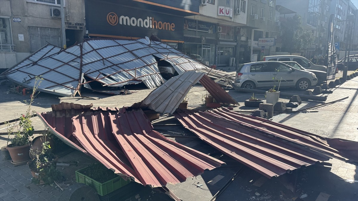 Kahramanmaraş'ta Fırtına Sebebiyle Çatı Düşmesi