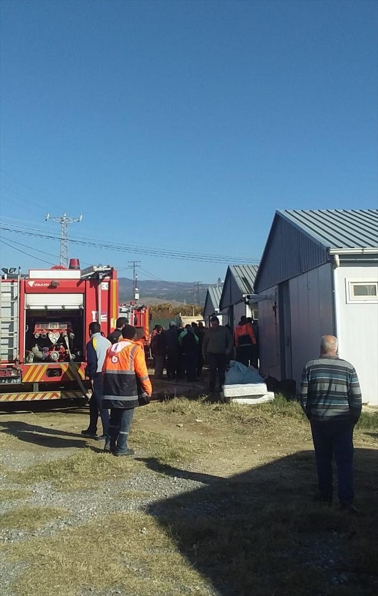 Manisa'daki Konteyner Yatakhanede Yangın: 4 İşçi Yaralandı