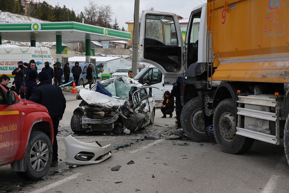 Eskişehir'de Trafik Kazası: Genç Sürücü Hayatını Kaybetti