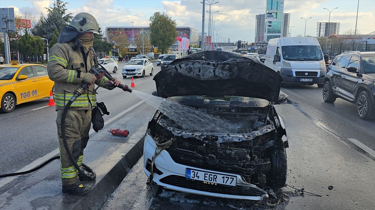 Beylikdüzü'nde Otomobil Yangını Kontrol Altına Alındı