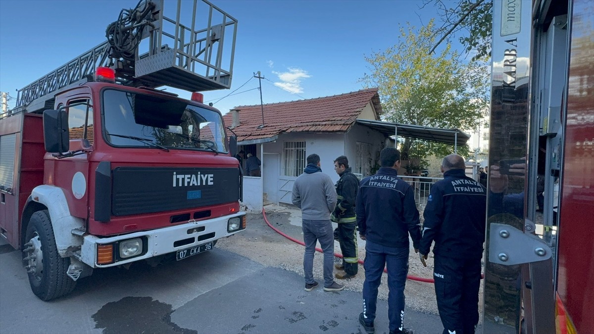 Antalya'da Müstakil Evde Yangın Çıktı