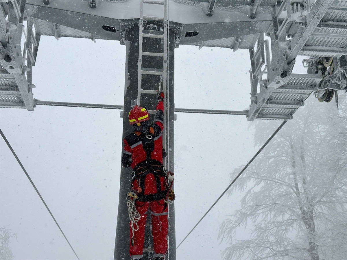 Kartepe Teleferiği'nde Kar Yağışı Altında Kurtarma Tatbikatı Yapıldı